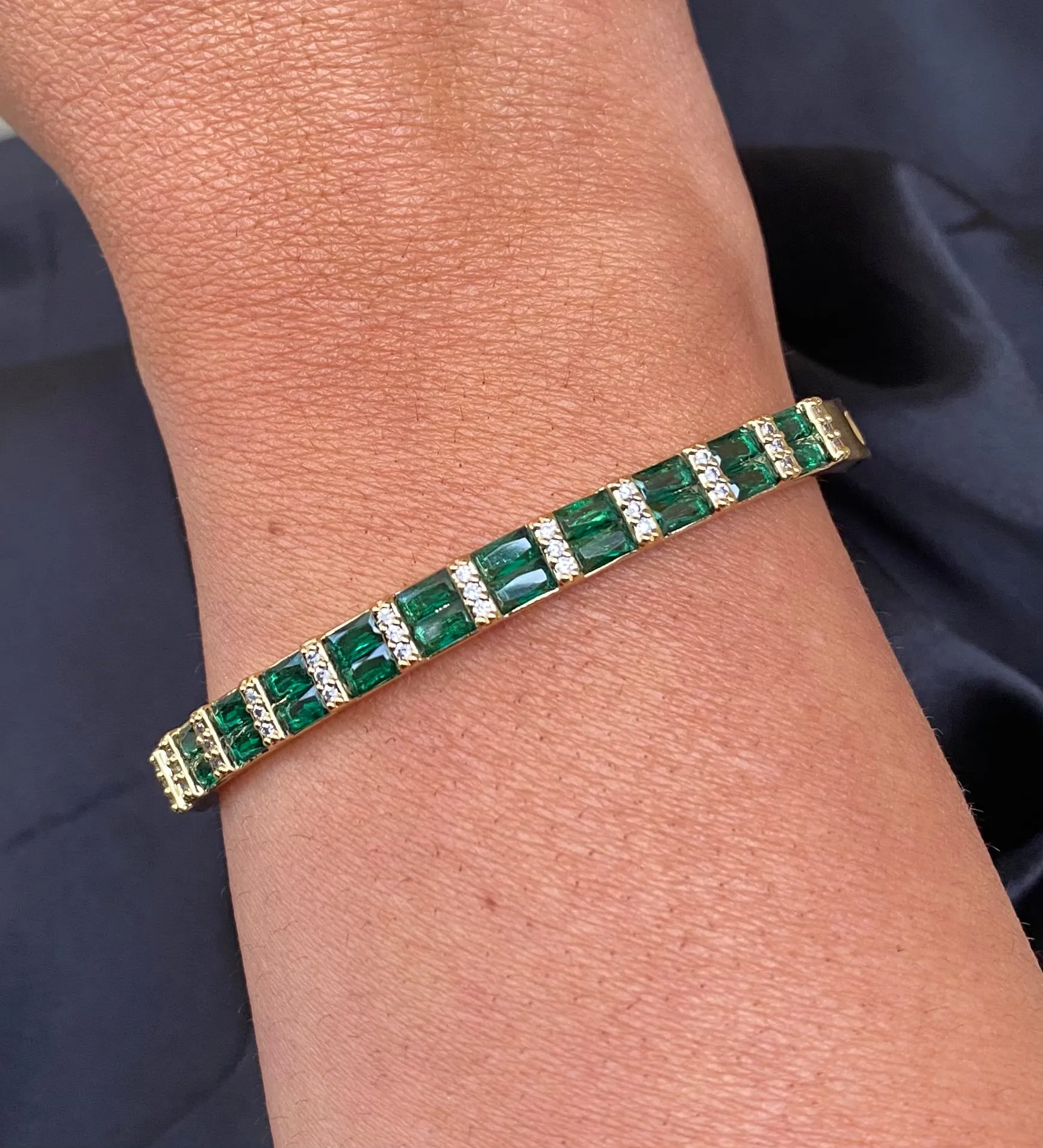Baguette Bangle in Gold