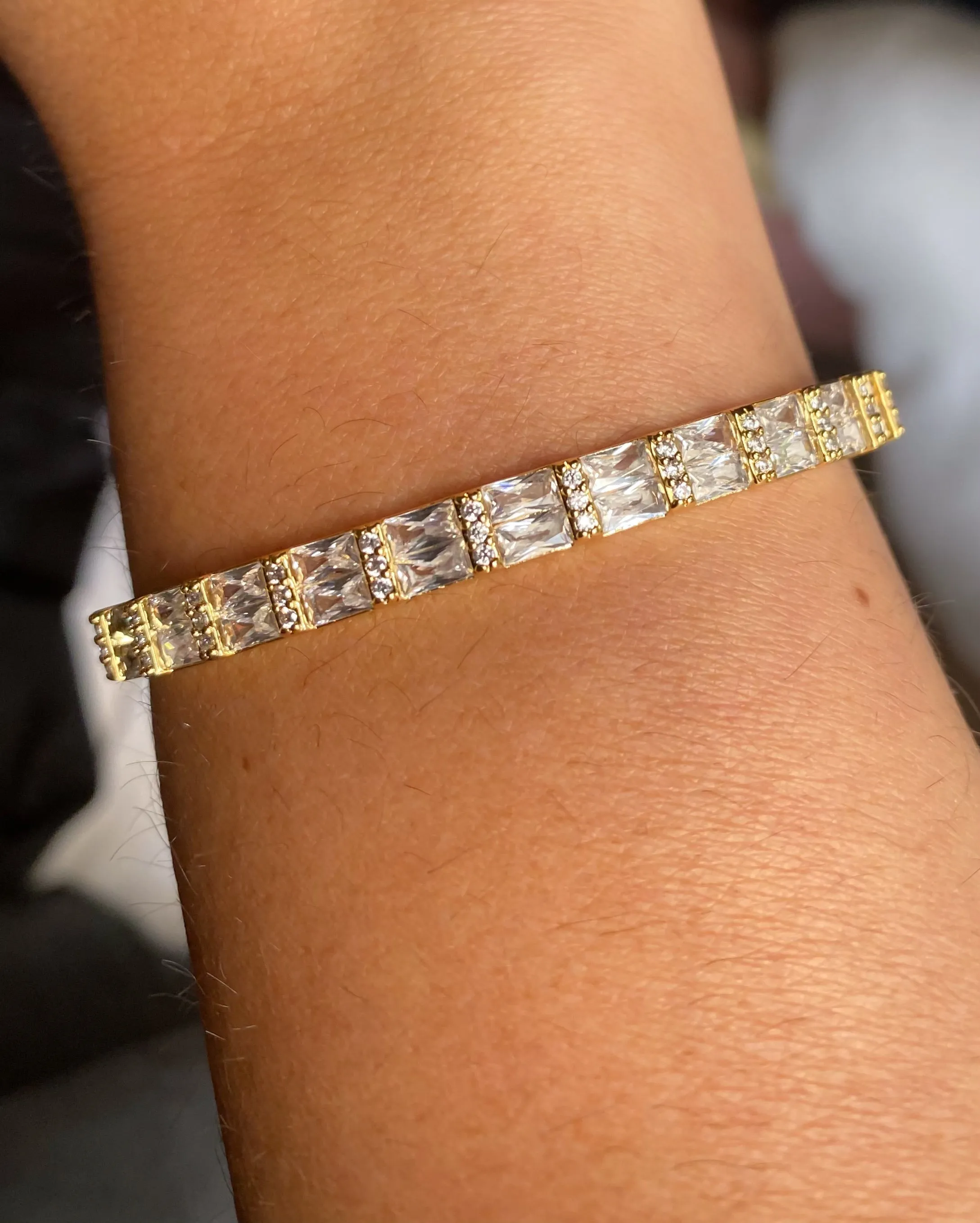 Baguette Bangle in Gold