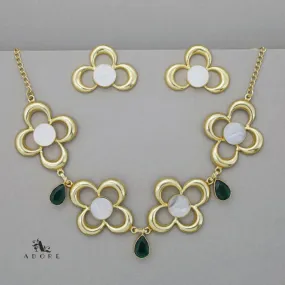 Lianna Glossy Flower MOP Choker