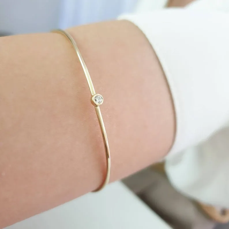 “Wave” Bangle with diamond in solid gold