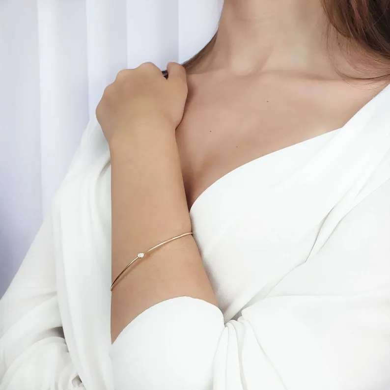 “Wave” Bangle with diamond in solid gold