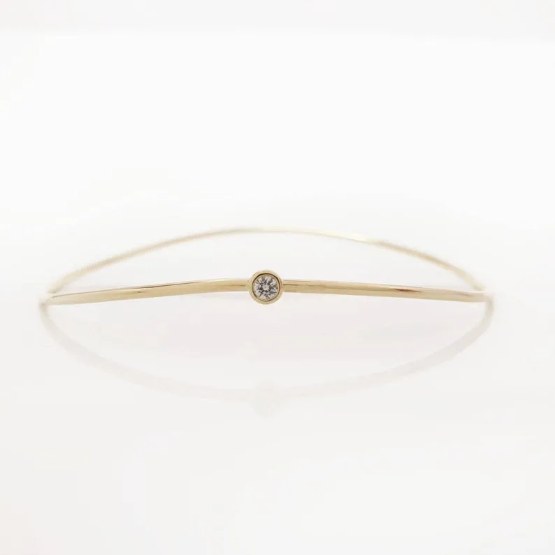“Wave” Bangle with diamond in solid gold