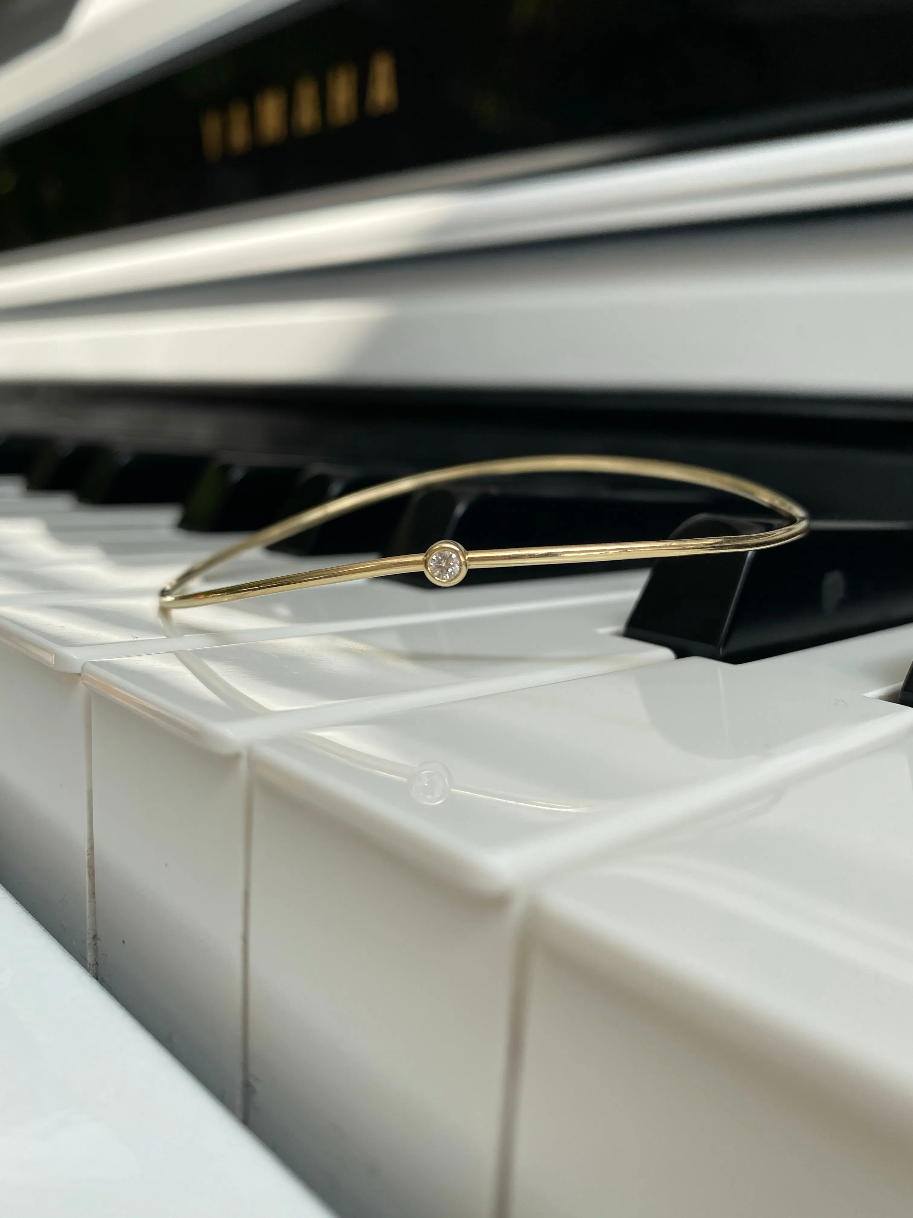 “Wave” Bangle with diamond in solid gold