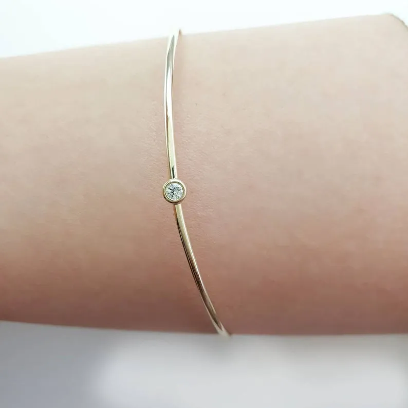 “Wave” Bangle with diamond in solid gold