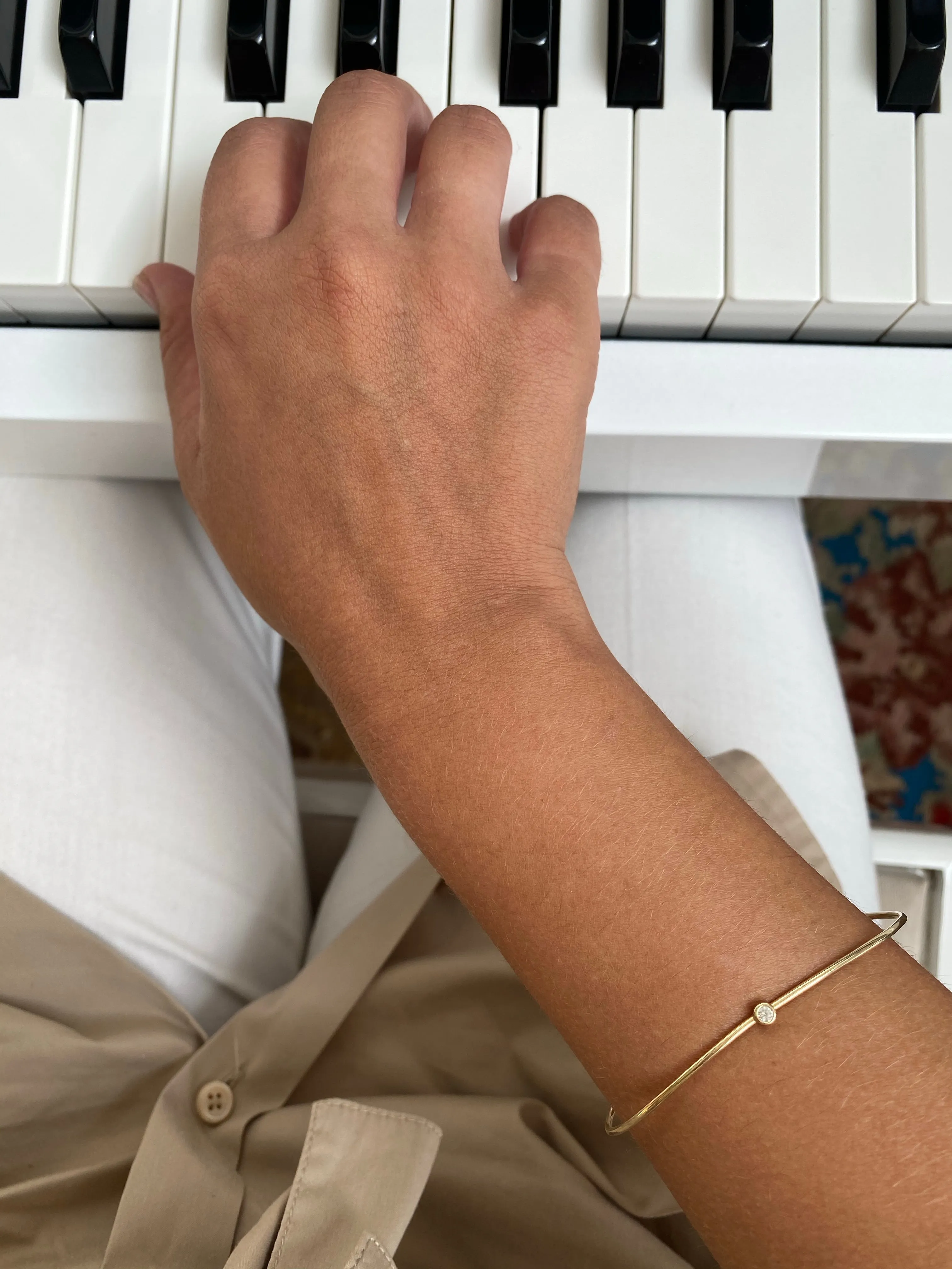 “Wave” Bangle with diamond in solid gold