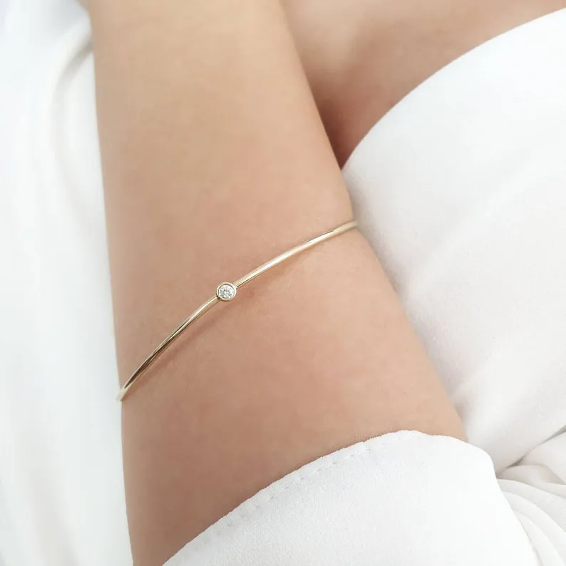 “Wave” Bangle with diamond in solid gold